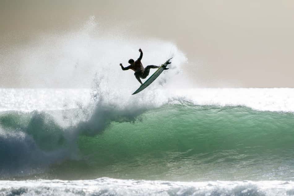 Yago Dora dá aéreo em nota 10 na etapa de Raglan, Nova Zelândia (Foto: Oscar Hetherington/World Surf League)