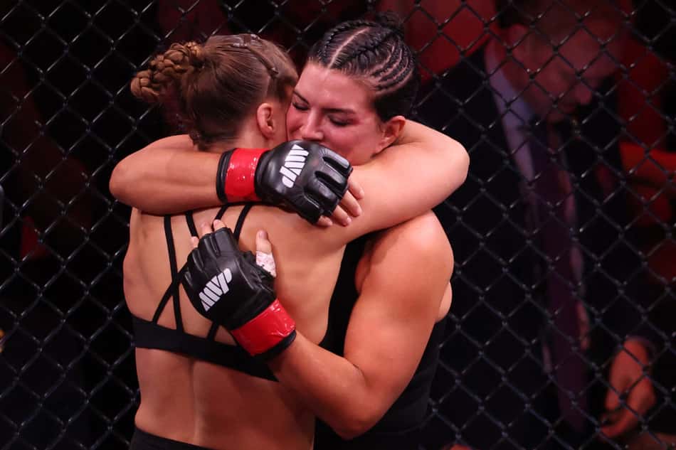 Ronda Rousey e Gina Carano se abraçam após luta