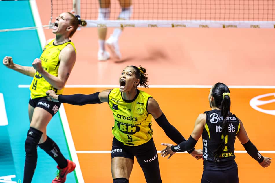 Jogadoras do Praia Clube comemoram ponto na final da Superliga Feminina de Vôlei