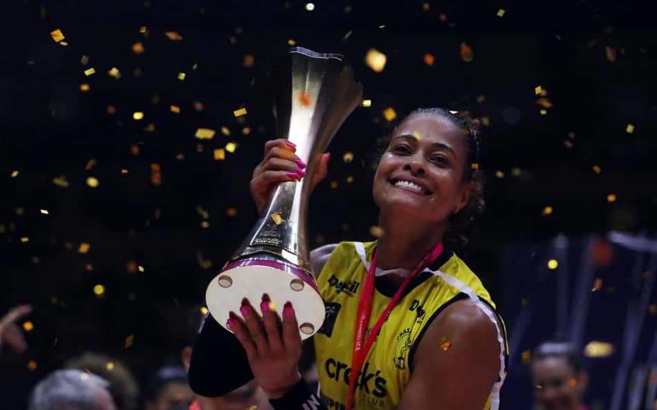 Campeã da Superliga, Adenizia desabafa sobre temporada do Praia: 'Fomos xingadas'