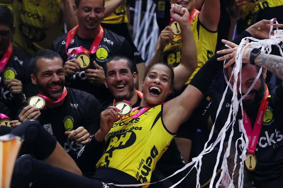 Adenizia, do Praia Clube, comemora a conquista do título da Superliga