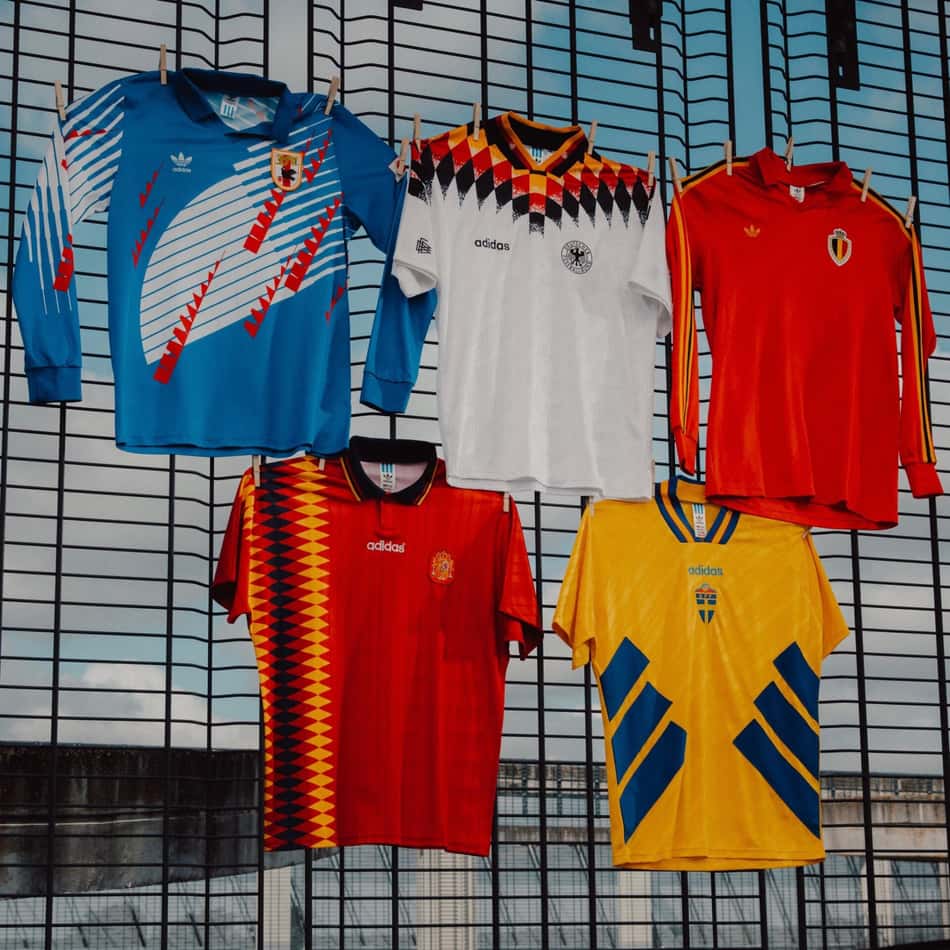 Camisas das seleções do Japão, Alemanha, Bélgica, Espanha e Suécia penduradas em uma grade