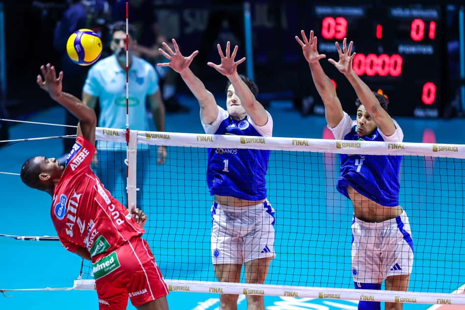 O ponteiro Adriano, do Campinas, encara o bloqueio na final da Superliga Masculina