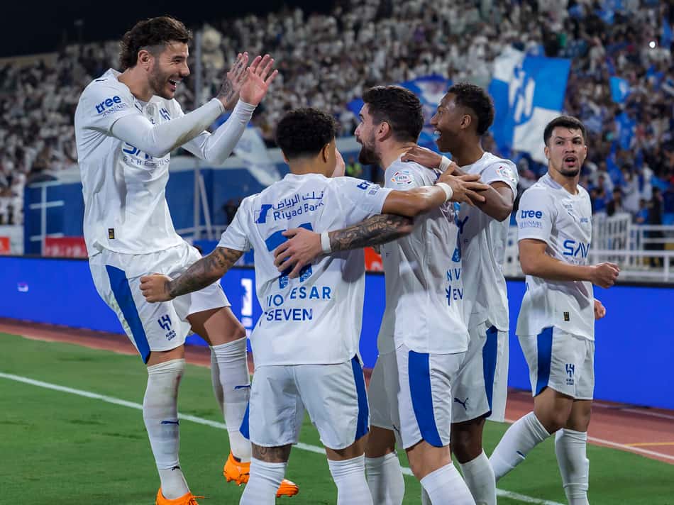 Jogadores do Al-Hilal comemoram gol juntos