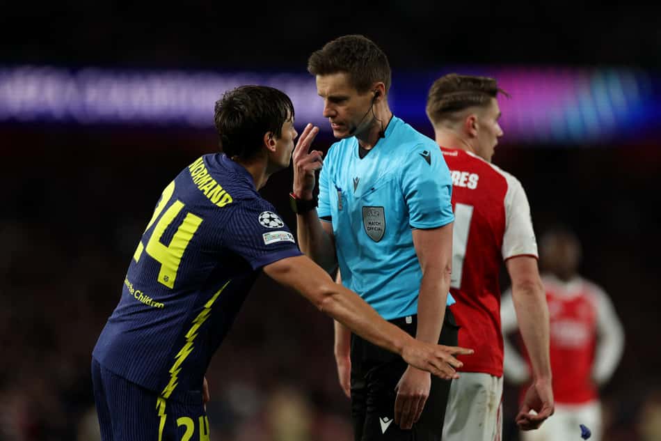 Jogadores do Atlético de Madrid reclamaram da arbitragem durante a semifinal da Champions League contra o Arsenal (Foto: Adrian Dennis / AFP)
