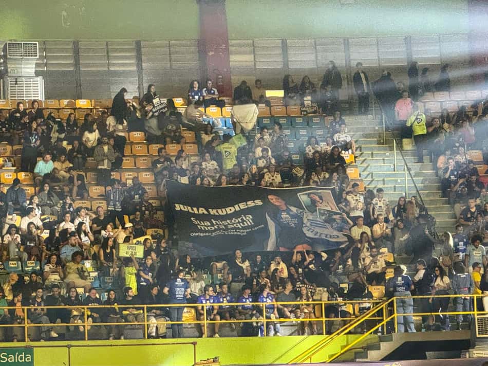 Torcida exibe bandeira em homenagem a Julia Kudiess, que se despede do Minas