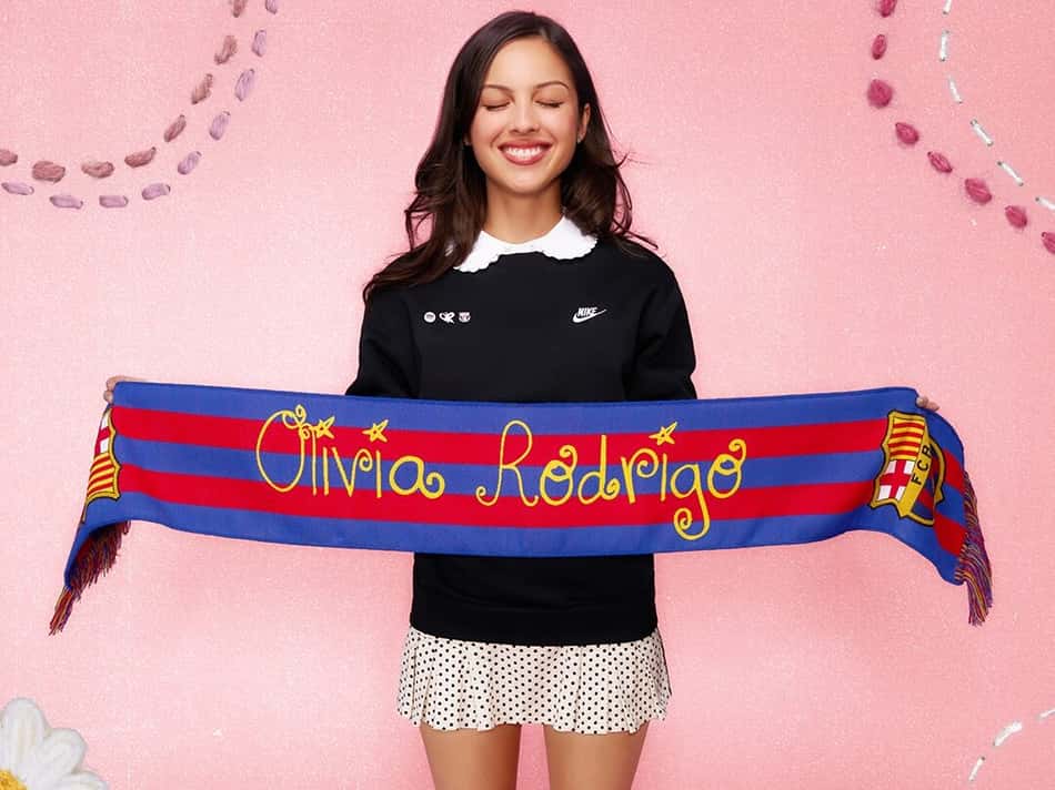 A marca da cantora Olivia Rodrigo estará estampada na camisa do Barcelona no El Clásico (Foto: Reprodução)