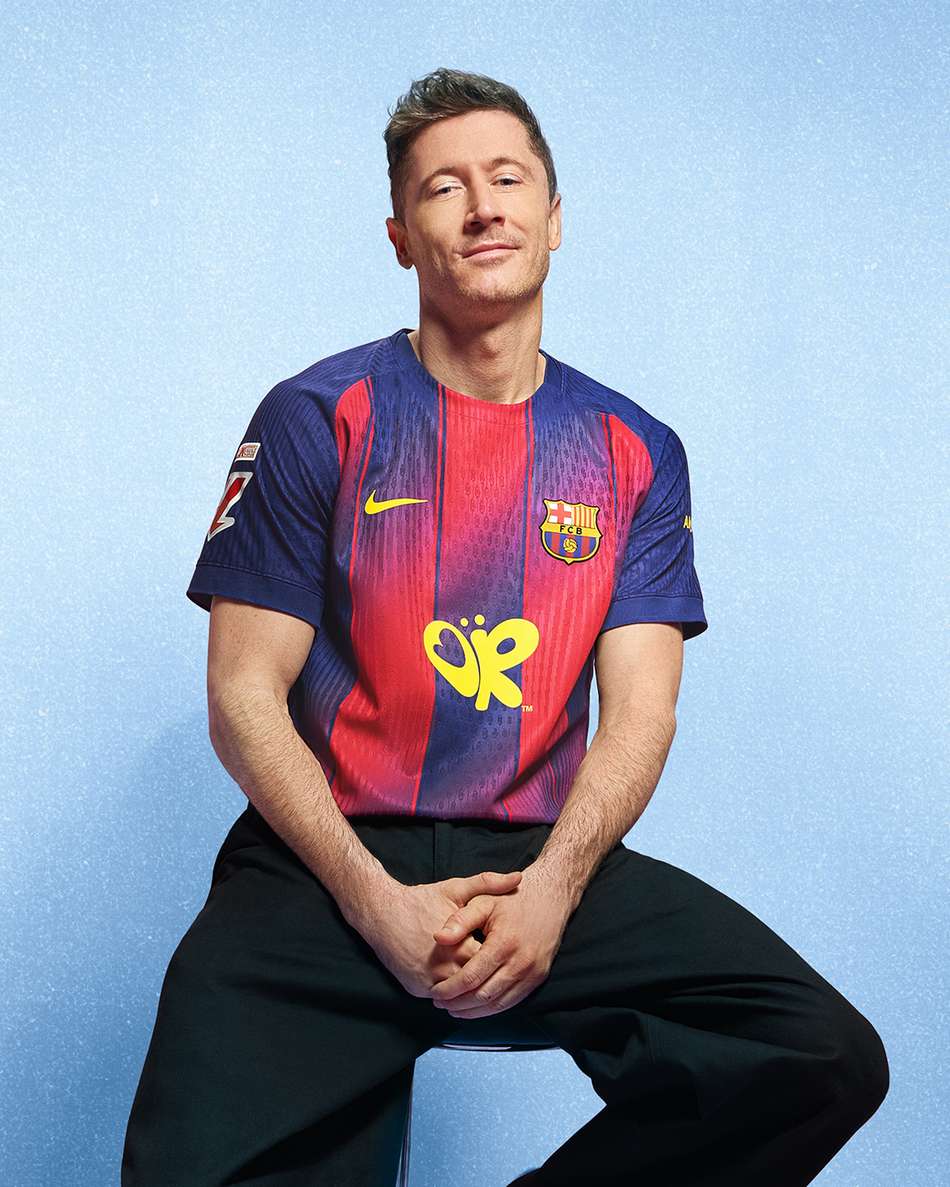 A marca da cantora Olivia Rodrigo estará estampada na camisa do Barcelona no El Clásico (Foto: Reprodução)
