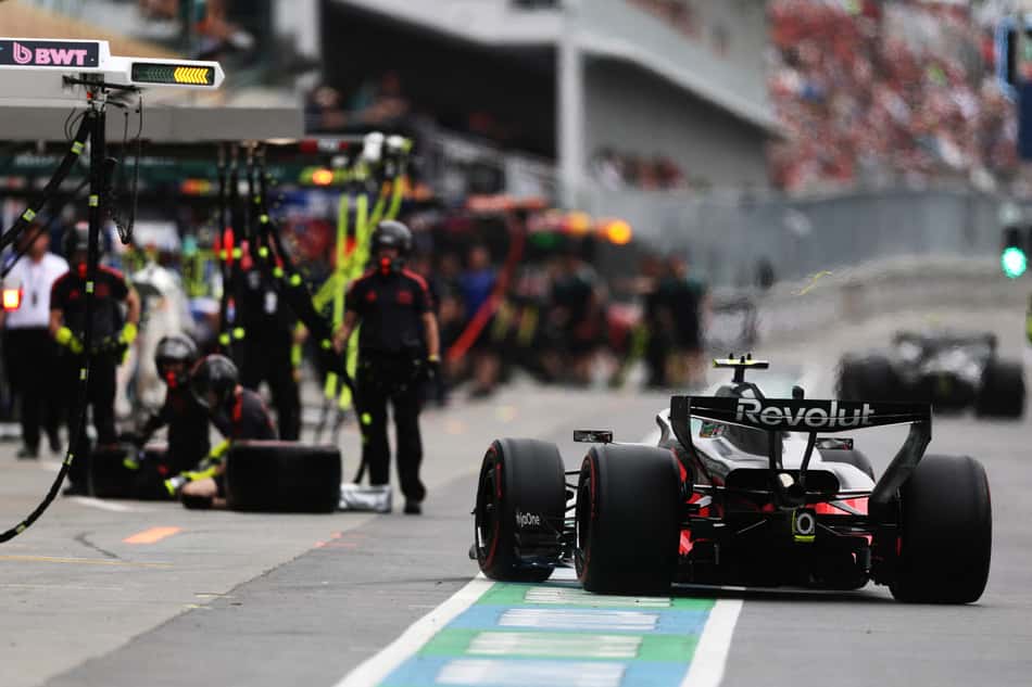 Gabriel Bortoleto vai aos boxes da Audi no GP do Canadá pela F1 2026 (Foto: Mark Thompson/Getty Images/AFP)