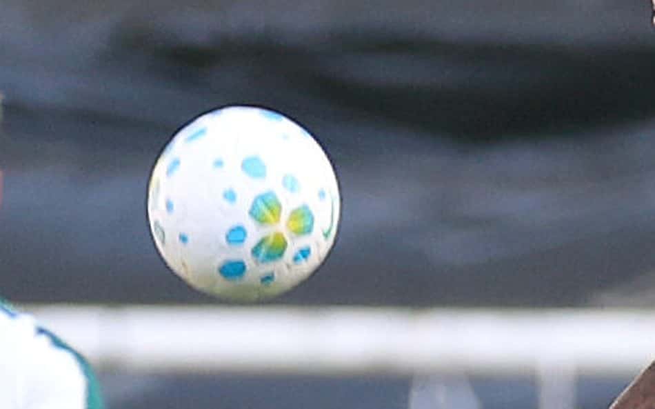 Bastos afasta a bola durante Botafogo x Coritiba