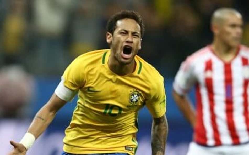 Neymar comemora o gol marcado na partida contra o Paraguai