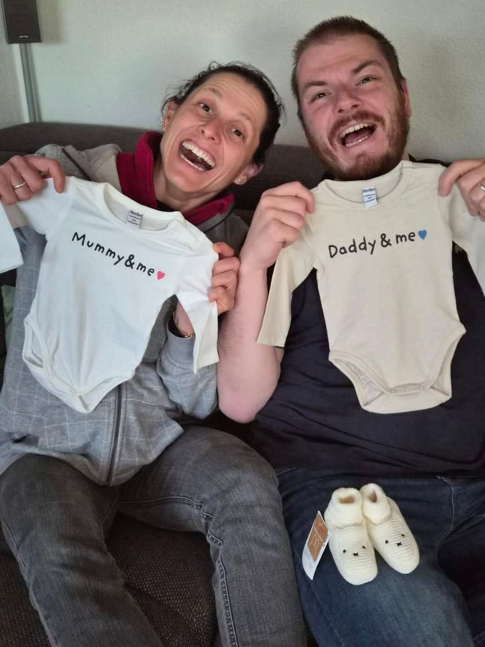 Bruna Moura e o namorado mostram macacões de bebê