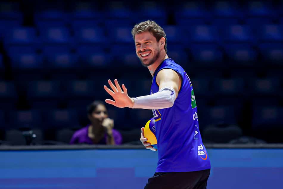 O levantador Bruno, do Campinas, treina antes da final da Superliga Masculina de Vôlei