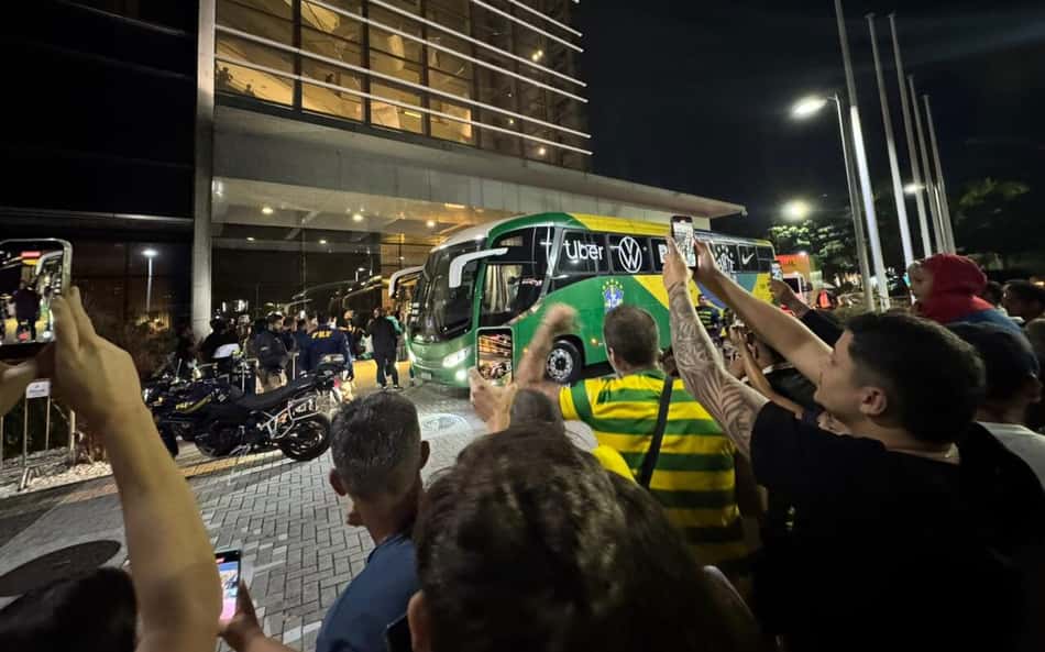 Torcedores se irritam com chegada 'fria' dos jogadores da Seleção a hotel