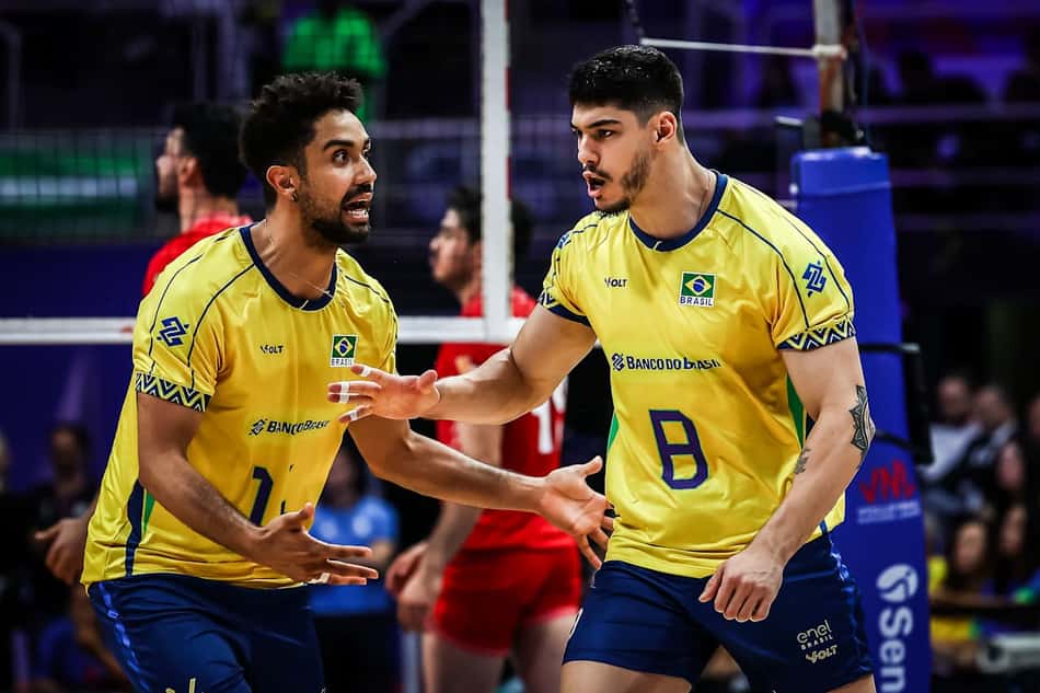 Cachopa e Honorato, da Seleção Masculina, vibram em jogo da semana 1 da VNL 2025, no Maracanãzinho (Foto: Volleyball World)