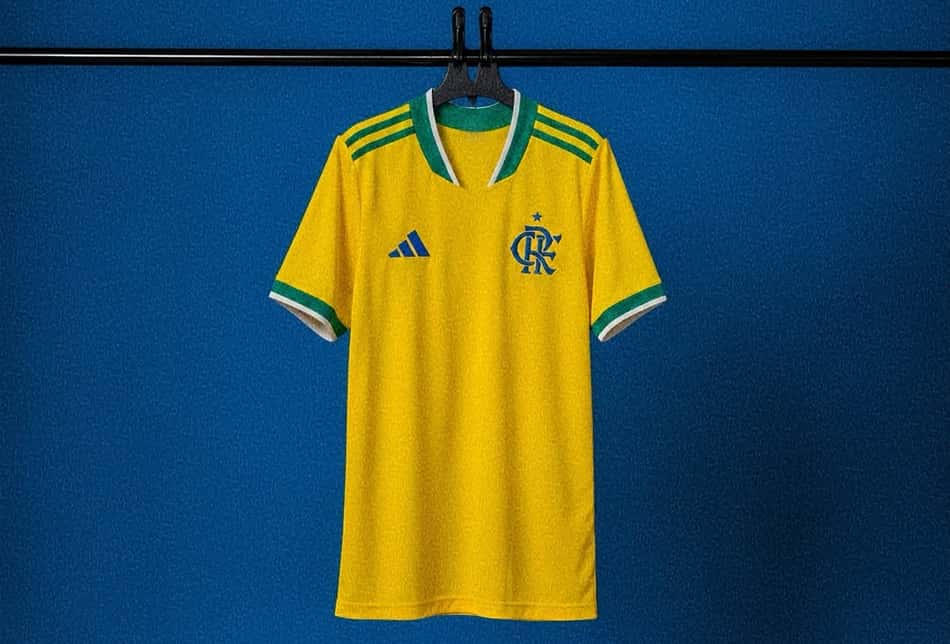 Camisa Flamengo amarela em um fundo azul.