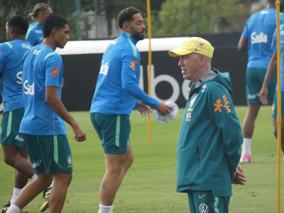Ancelotti observa treino da Seleção Brasileira (Foto: Lucas Bayer/Lance!)