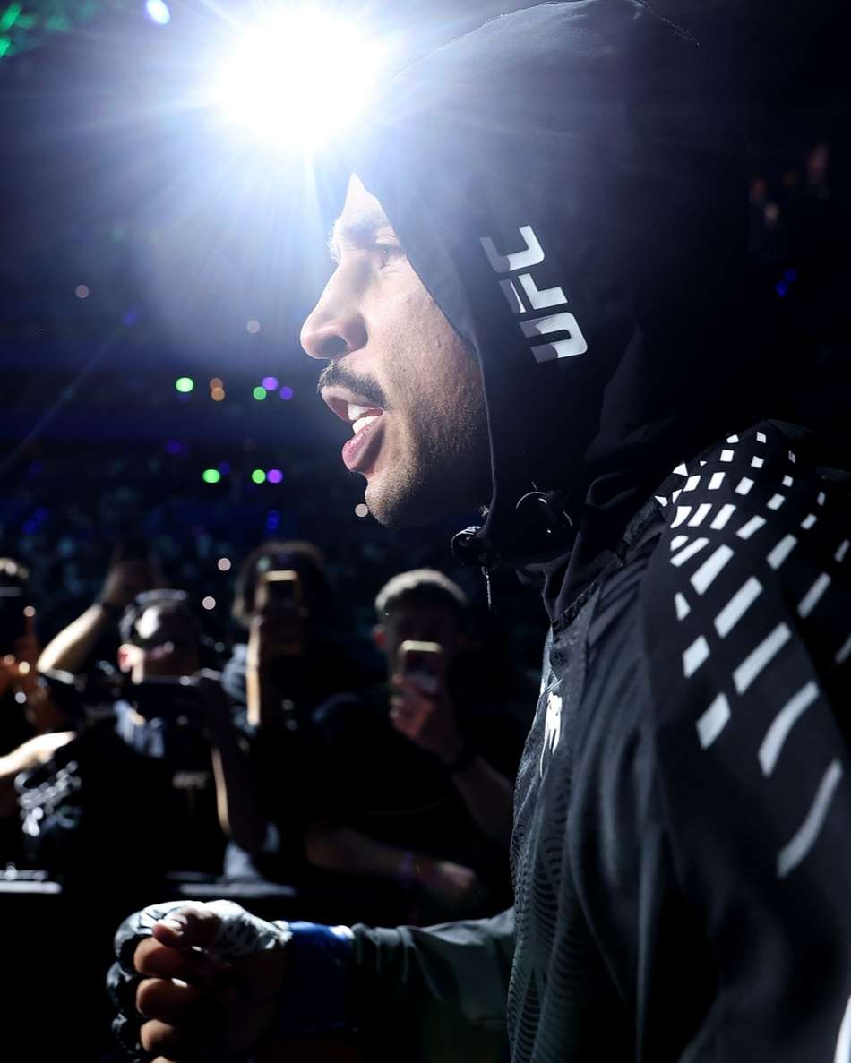 Carlos Prates antes de vitória sobre Jack Della Maddalena no UFC Perth (Foto: Reprodução/Instagram/UFC)