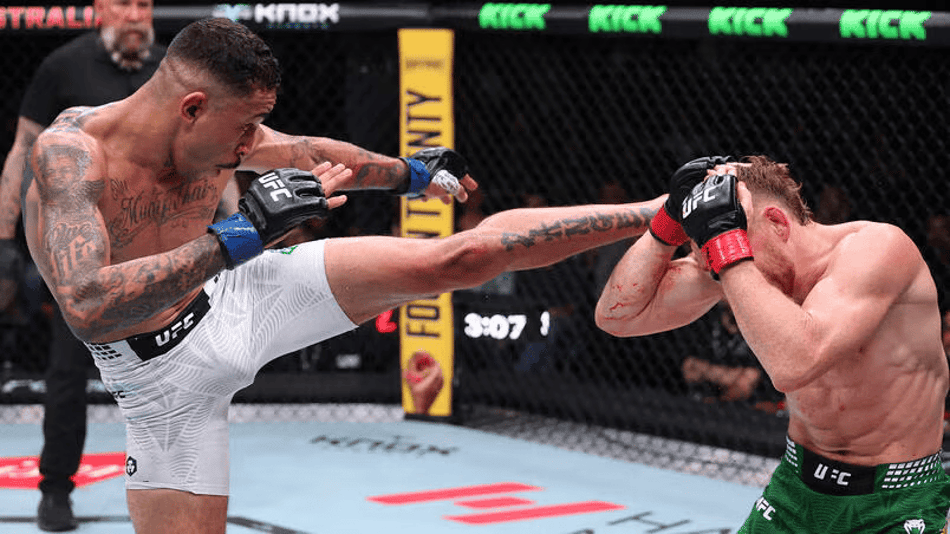 Carlos Prates derrotou Jack Della Maddalena no UFC Perth (Foto: Ed Mulholland/Zuffa LLC/UFC)