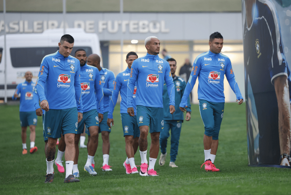 Casemiro (à dir) é uma das principais lideranças da Seleção Brasileira