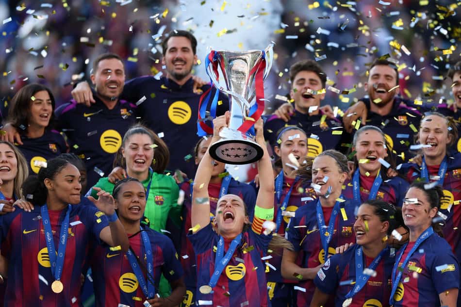 Jogadoras do Barcelona levantam taça de campeã da champions League