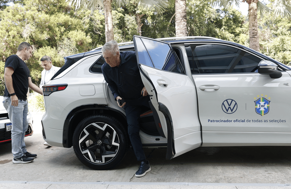 Ancelotti chega na Granja Comary para o início da preparação para a Copa do Mundo (Foto: Rafael Ribeiro / CBF)