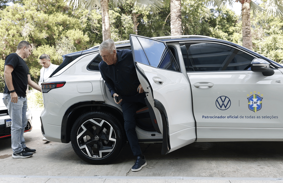 Ancelotti chega na Granja Comary para o início da preparação para a Copa do Mundo (Foto: Rafael Ribeiro / CBF)