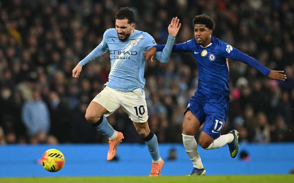 Rayan Cherki e Andrey Santos disputam bola em Manchester City x Chelsea pela Premier League (Foto: Oli SCARFF / AFP)