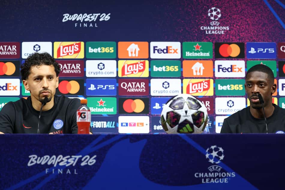 Marquinhos (à esquerda) e Dembélé (à direita) na coletiva de imprensa. Bola da final da Champions no centro