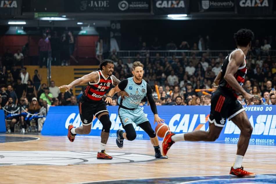 Shaq Johnson e Crescenzi disputam a bola em Brasília x Flamengo pelas quartas do NBB 25/26 (Foto: Divulgação/NBB)