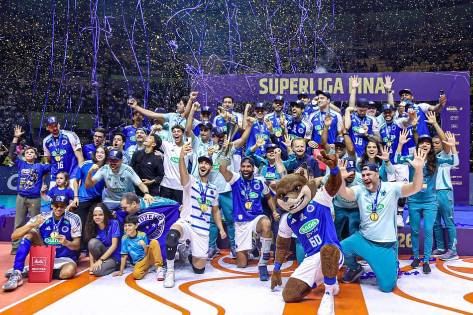 Sob chuva de confetes, jogadores do Sada Cruzeiro erguem o troféu da Superliga Masculina 2025/26