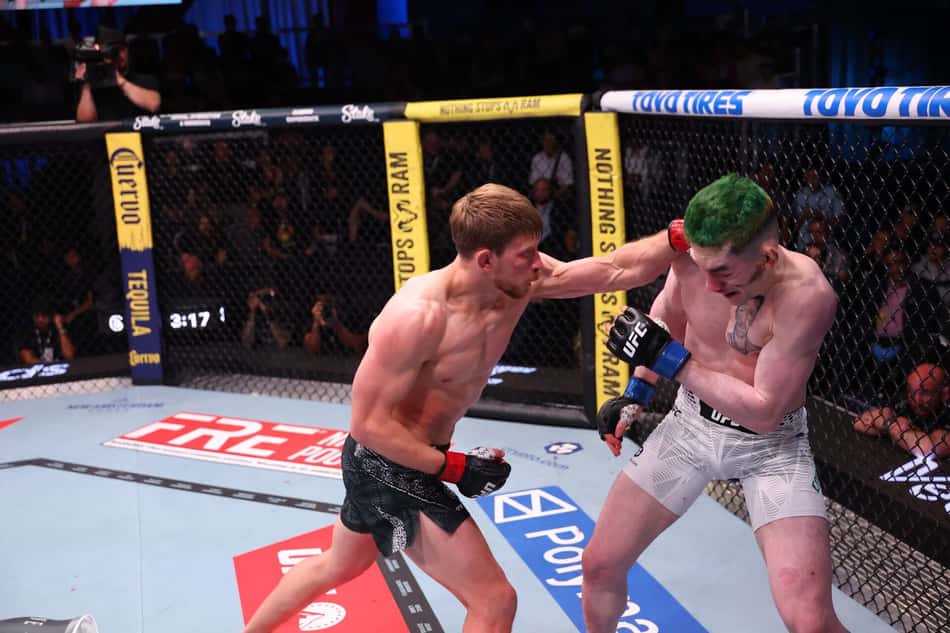 Melk Costa é golpeado por Arnold Allen no UFC Vegas 117 (Foto: Reprodução/UFC)