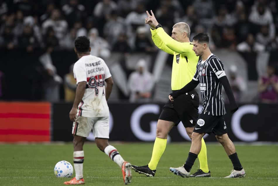 Anderson Daronco vai ao VAR após polêmica comemoração em gol do São Paulo sobre o Corinthians