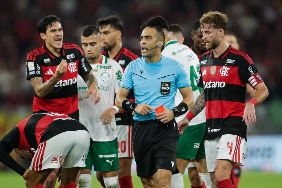 Davi de Oliveira Lacerda apresentou vermelho para Carrascal; VAR de Flamengo x Palmeiras referendou