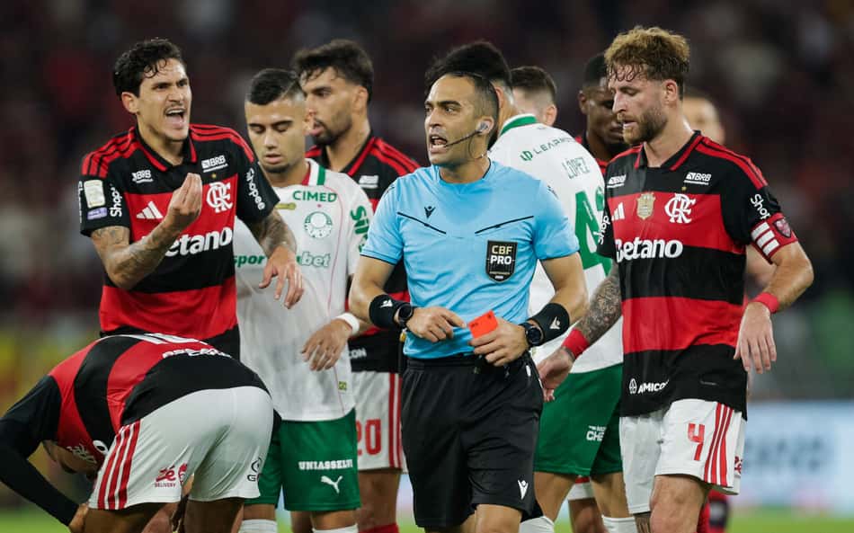 Profissional do Flamengo ameaça árbitro em derrota para o Palmeiras: 'Não sai vivo daqui'