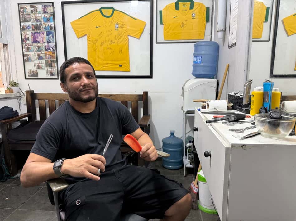 Douglas Silva, barbeiro da base da Seleção Brasileira, em seu local de trabalho