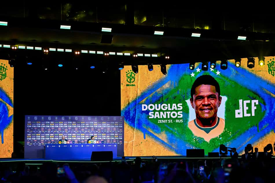Douglas Santos na lista durante convocação do Brasil para a Copa do Mundo de 2026, no Museu do Amanhã (Foto: Nayra Halm/Folhapress)