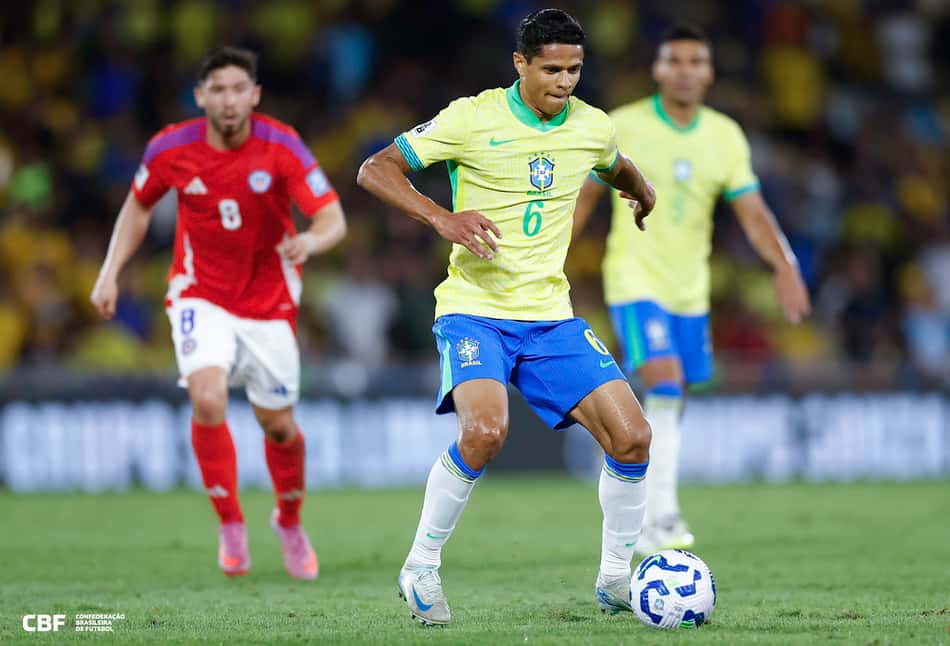 Douglas Santos em ação pela Seleção no jogo do Brasil com o Chile, pelas Eliminatórias para a Copa do Mundo