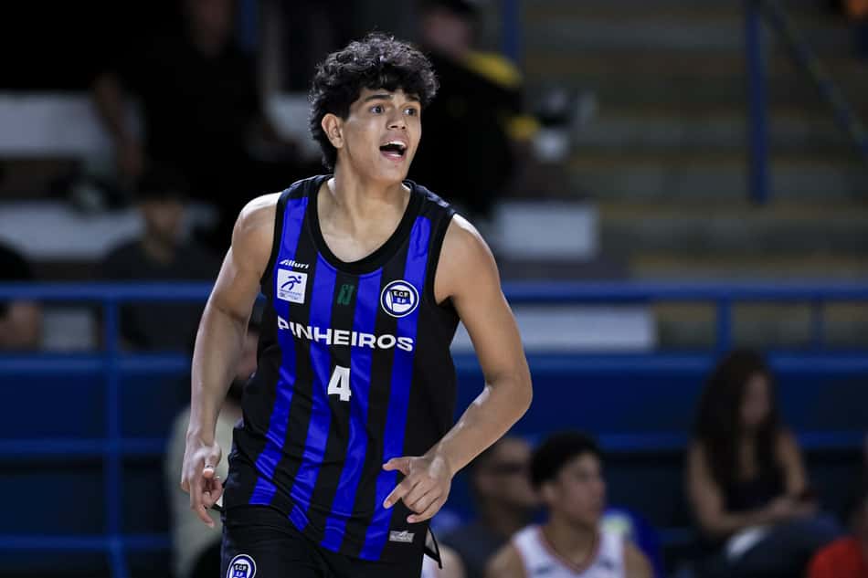 Edu Santos em ação pelo Pinheiros contra o Paulistano no NBB (Foto: RICARDO BUFOLIN / ECP)