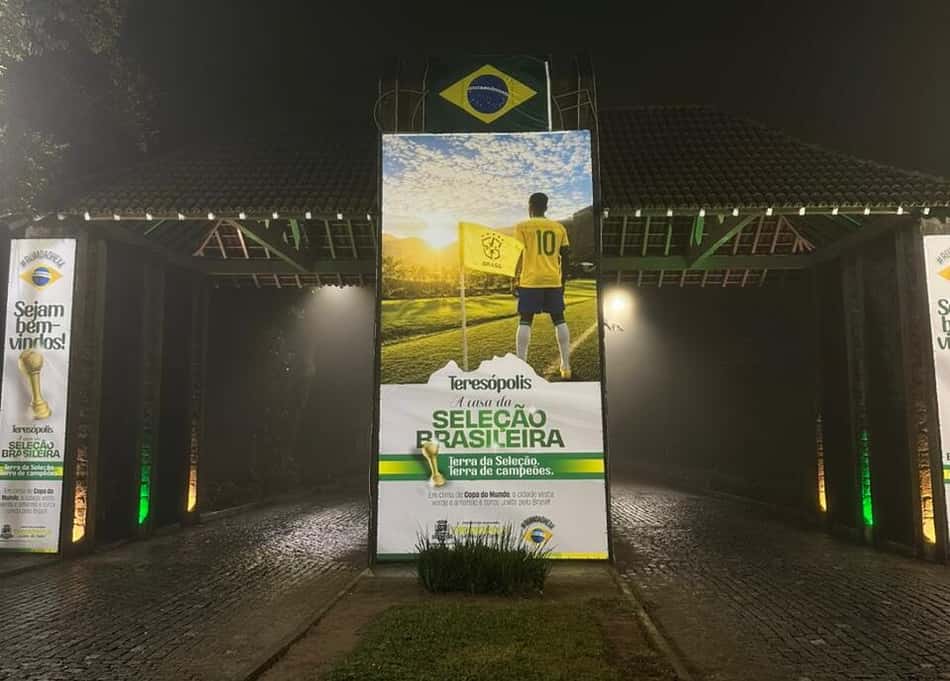 Cartaz na entrada de Teresópolis, onde fica a Granja Comary, a casa da Seleção (Foto: Lucas Bayer/Lance!)