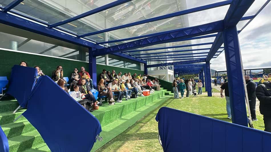 Arquibancada com familiares esperando o treino