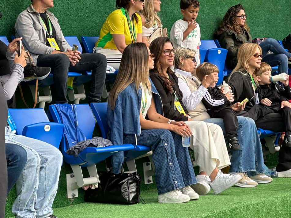 Ana Lídia de casaco preto e óculos escuros com os filhos