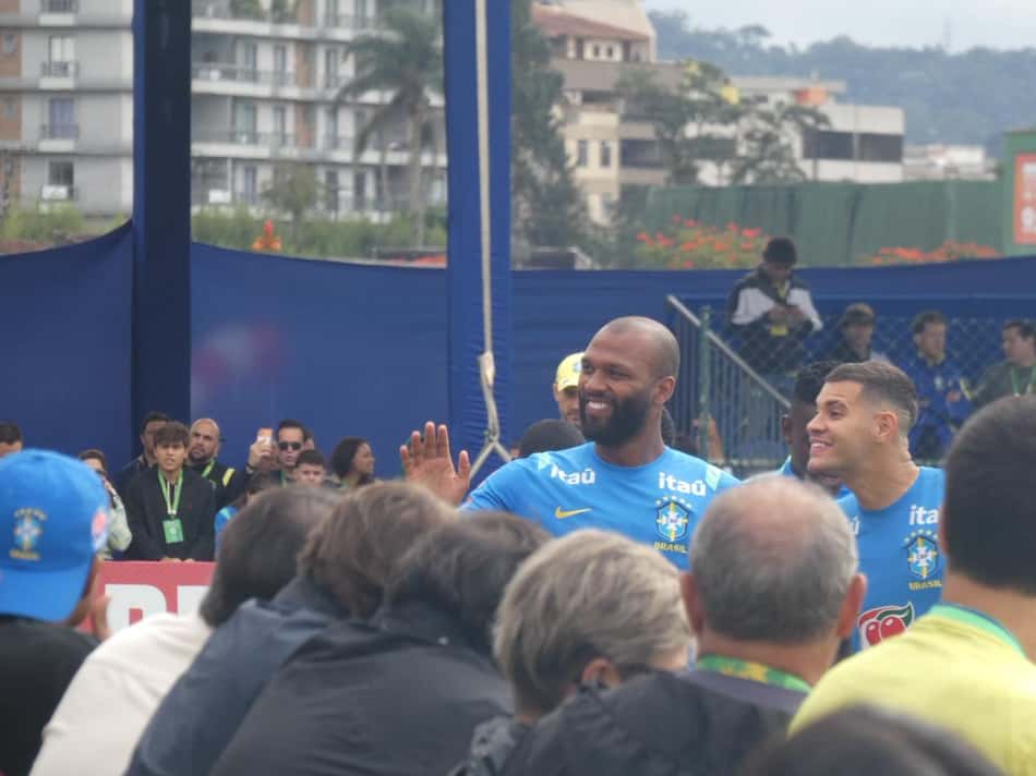 Igor Thiago e Bruno Guimarães de azul acenam para familiares presentes na granja