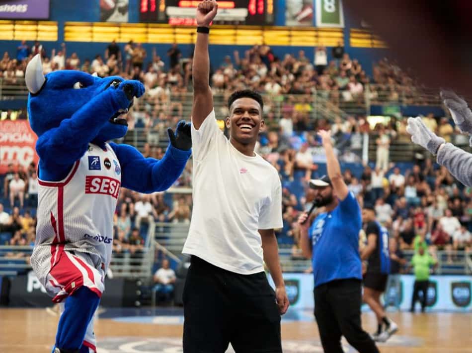 Estêvão é homenageado em Franca x Pinheiros pelo jogo 1 das finais do NBB (Foto: Divulgação/NBB)