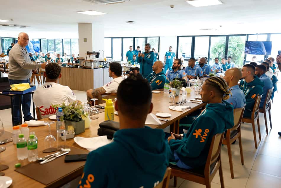 Felipão ao lado dos atuais jogadores da Seleção Brasileira (Foto: Rafael Ribeiro/CBF)