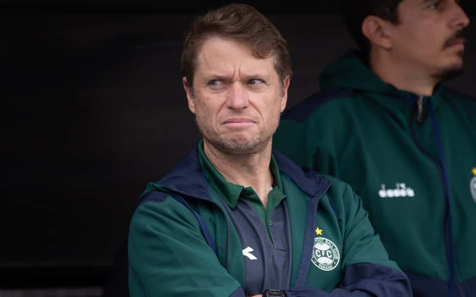 Técnico do Coritiba critica atmosfera na Neo Química contra o Santos: 'Circo'