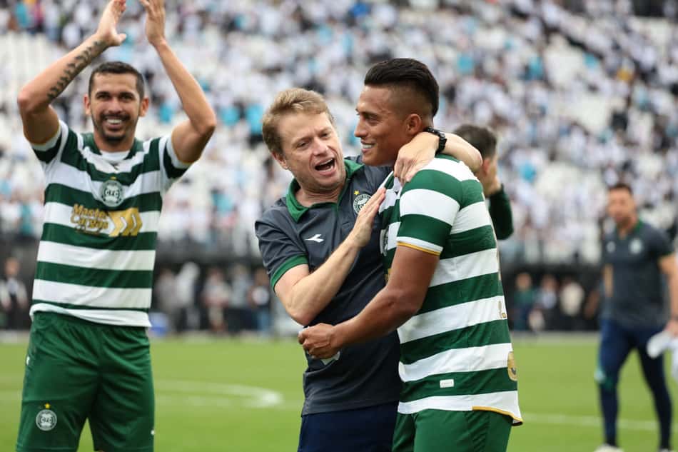 SÃO PAULO (SP), 17.05.2026 - Futebol / Santos x Coritiba - Fernando Seabra, do Coritiba, durante partida entre Santos e Coritiba, válida pela 16ª rodada do Campeonato Brasileiro 2026, realizada na Neo Química Arena, neste domingo (17).(Foto: Peter Leone/Ofotográfico/Folhapress)