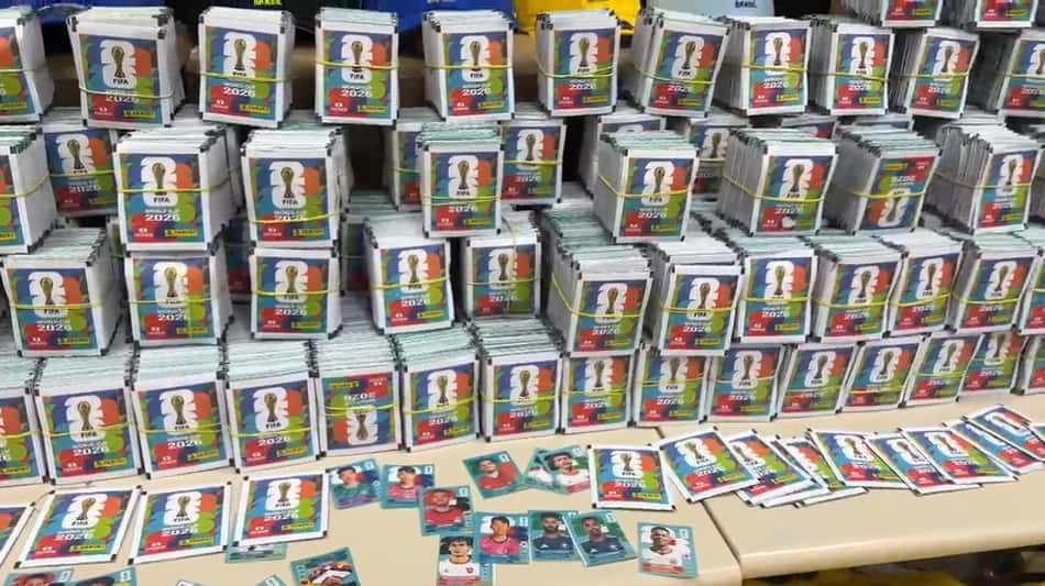 Polícia Civil do Rio exibe carga de 200 mil figurinhas da Copa do Mundo falsas (Divulgação/PCERJ)