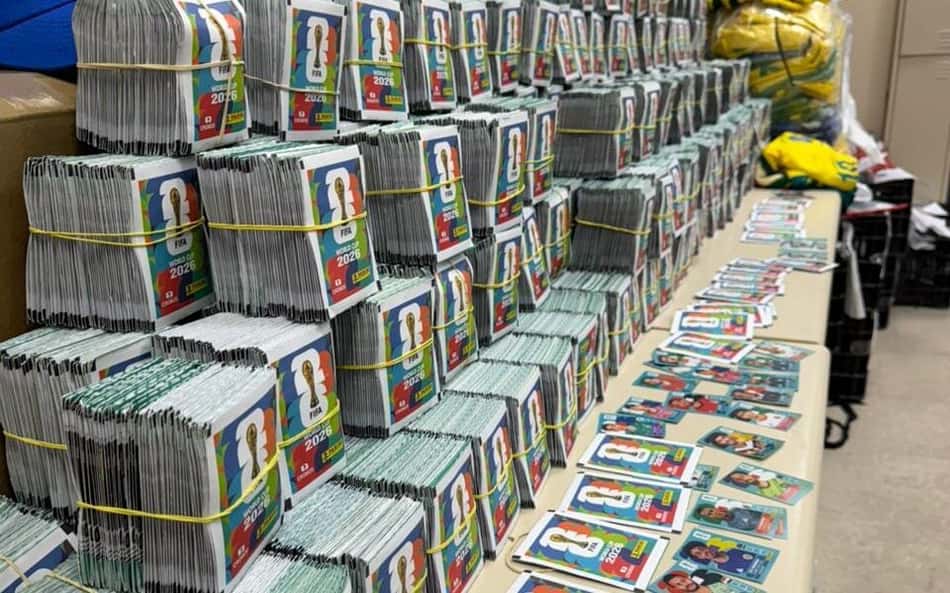 Polícia apreende 200 mil figurinhas da Copa do Mundo falsificadas