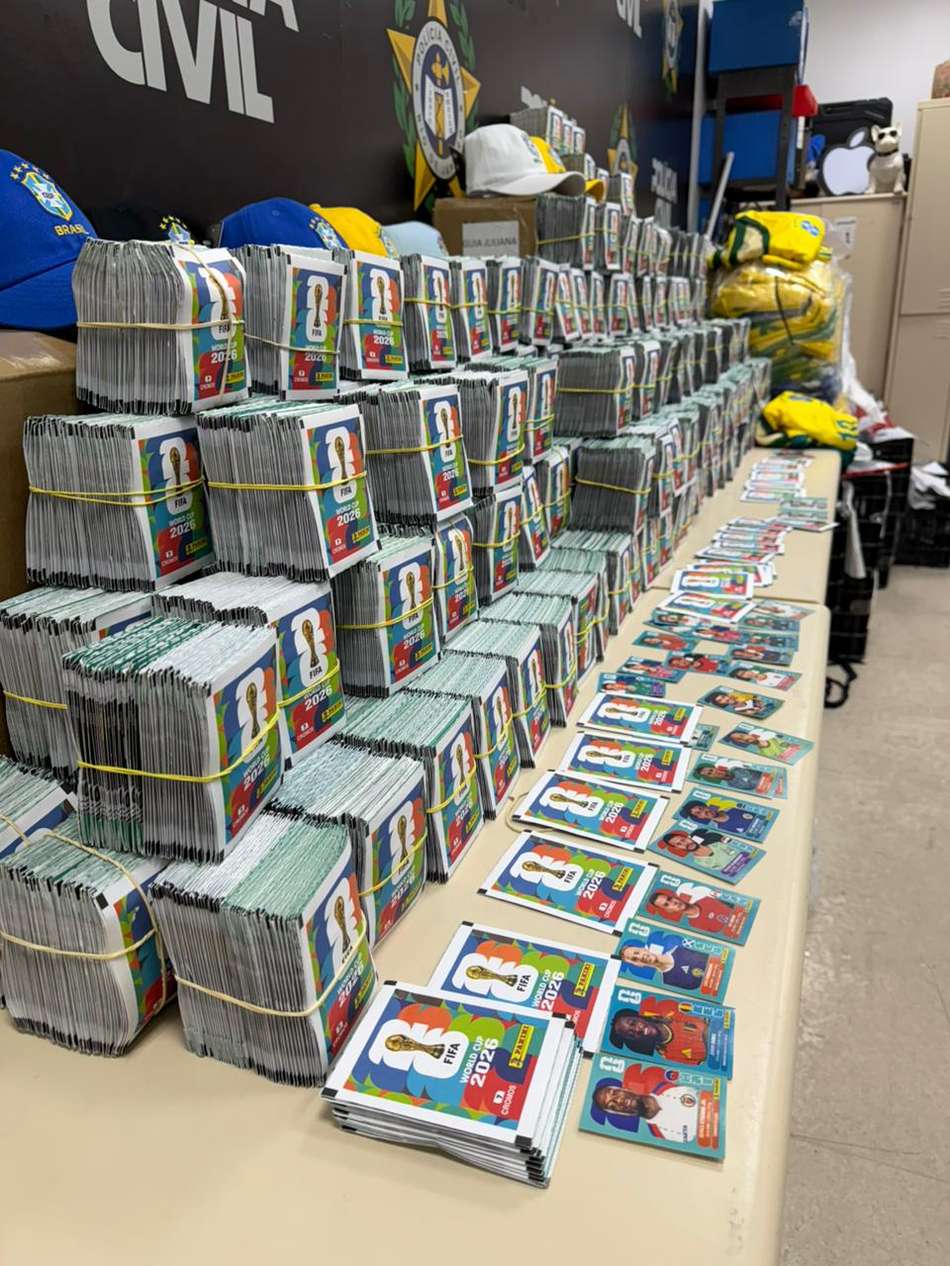 Polícia Civil do Rio exibe carga de 200 mil figurinhas da Copa do Mundo falsas
